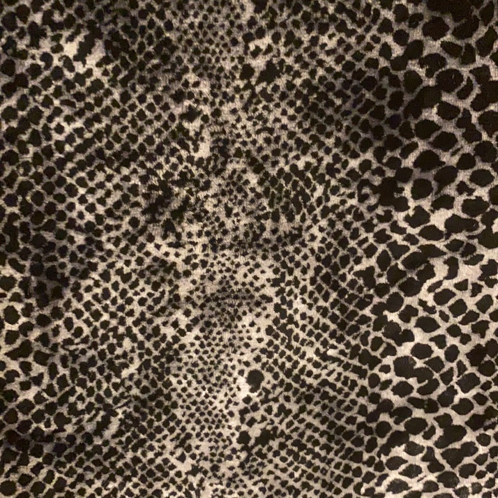 Dana Buchman - sharp, stretchy, and soft animal print short sleeve top. - Picture 4 of 7